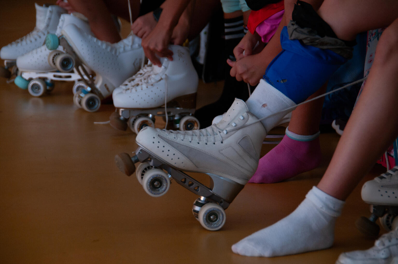 Detrás del Brillo (2024)